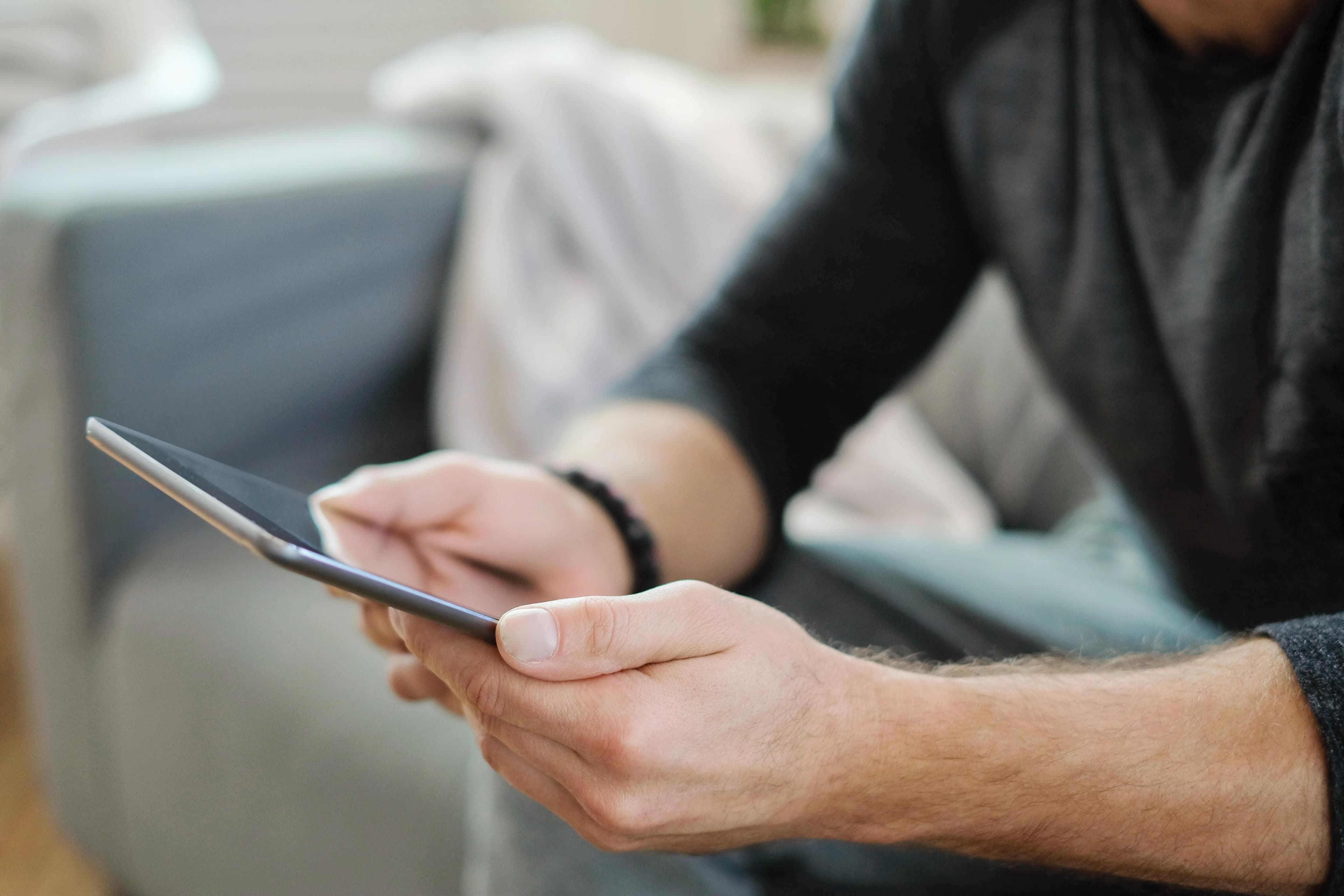 lifestyle-man-home-with-tablet.jpg